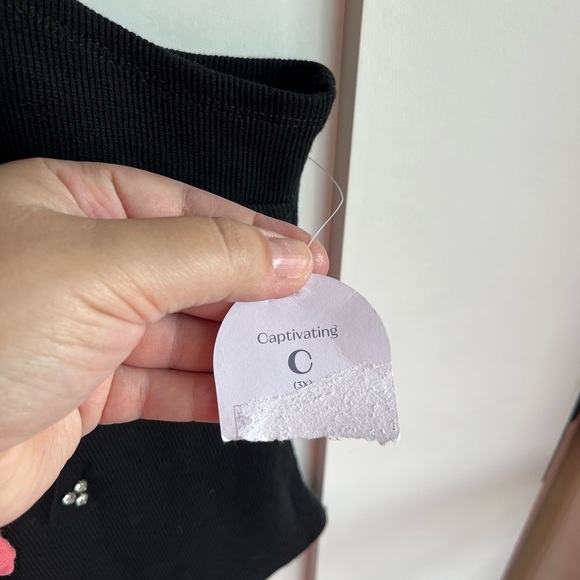 ARULA nwt black crop top with feather accents - Picture 4 of 7